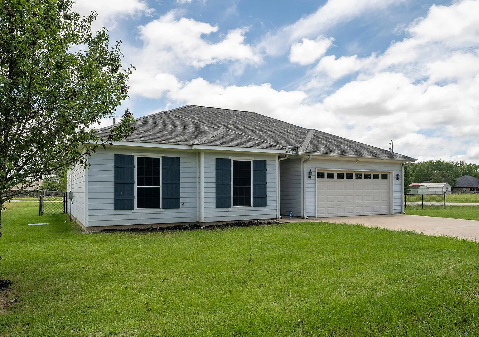 You will love this charming 3 bedroom, 2 bath, move-in ready home! — Photo 1