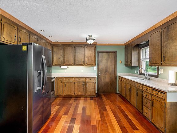5th image of 71 Elnora Dr