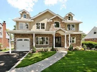 1112 Ferngate Dr, Franklin Square, NY 11010
