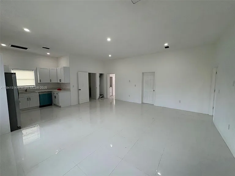 13485 NE Jacksonville Rd — Photo 2