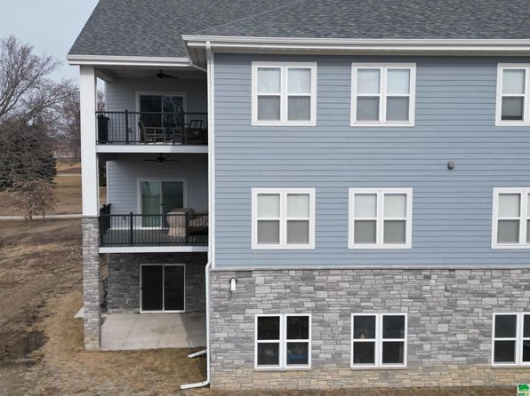 201 Sunrise Park Rd #202, Storm Lake, IA 50588