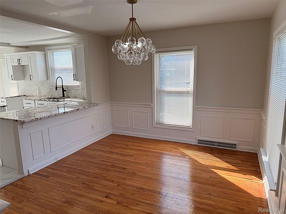 4th image of 16130 Whitcomb St