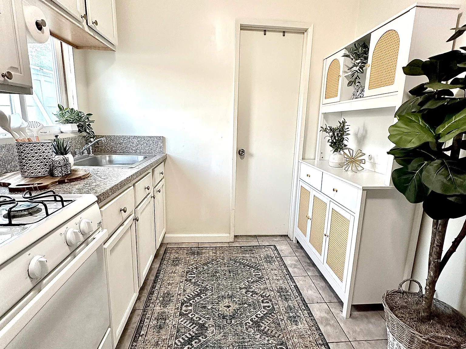 2727 N Mountain View Ave — Photo 1