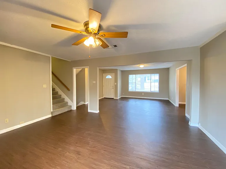218 Hollywood Dr — Photo 3