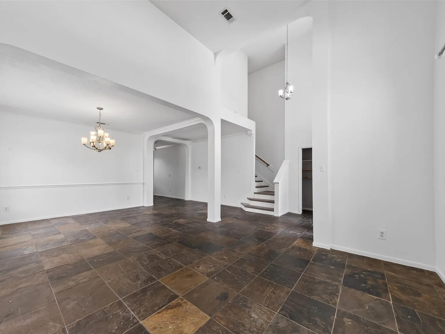 3 bed, 2.5 bath, 2552 sqft, $2,299 — Photo 3