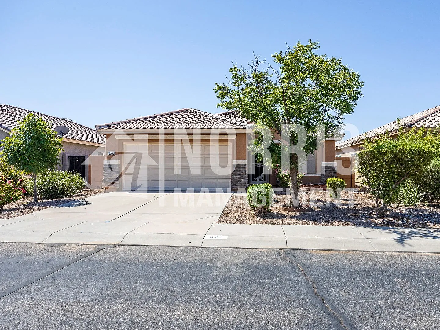 Beautiful Remodeled Home with 3 Rooms — Photo 1