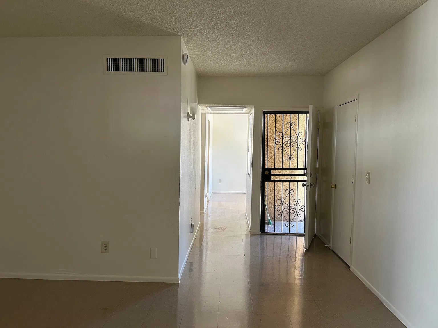 2 bed, 850 sqft, $1,015 — Photo 1
