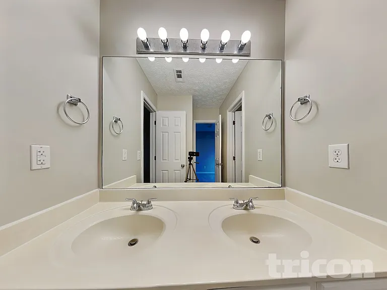 417 Carrie Ct — Photo 16