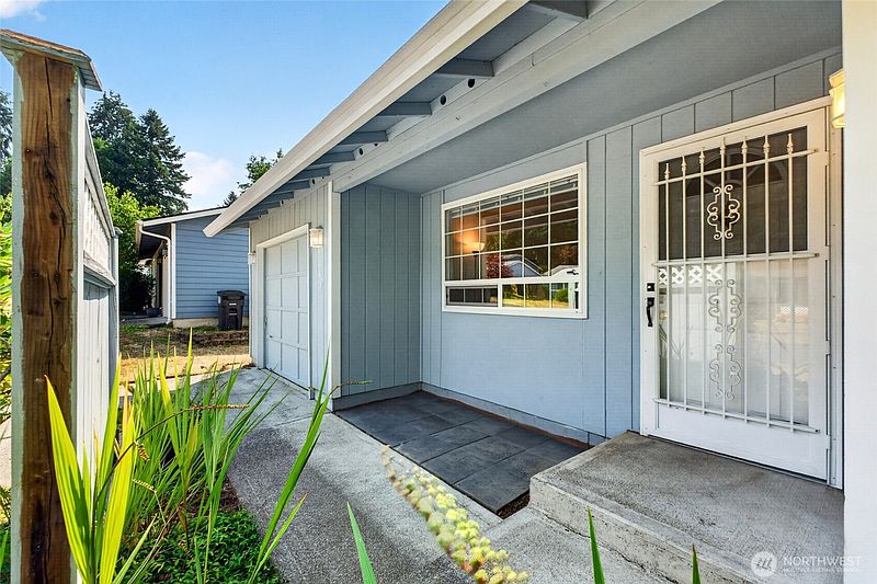 4th image of 3045 Chelsea Court NW