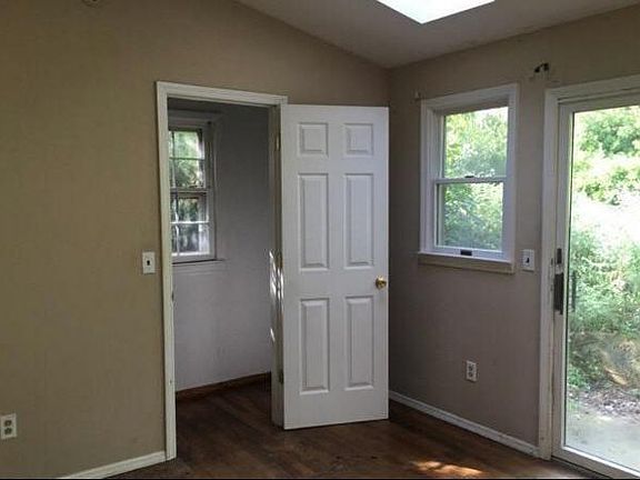 3rd image of 179 New York Ave