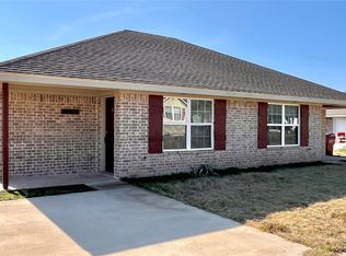 905 W 7th St #B, Bonham, TX 75418