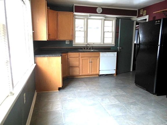2nd image of 78 Gibson St