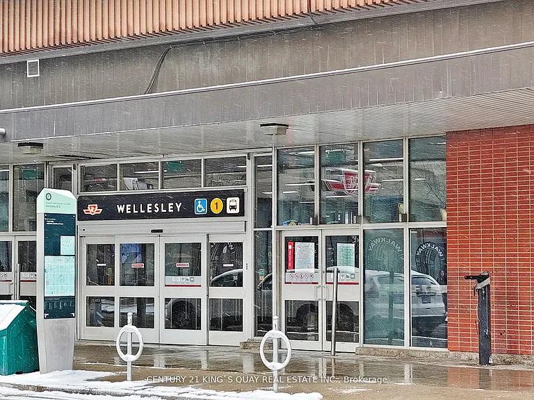 28 Wellesley St E #1501 — Photo 32