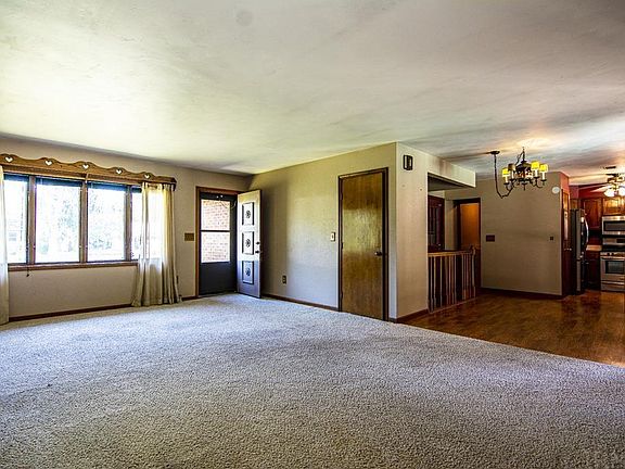 4th image of 23370 Surrey Ln