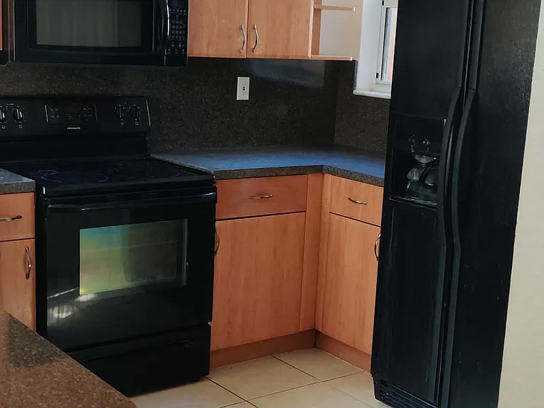 605 SW 10th St — Photo 2