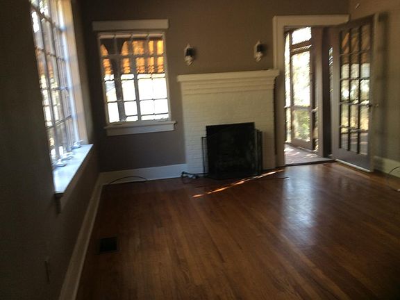 4th image of 110 E Arlington Hts