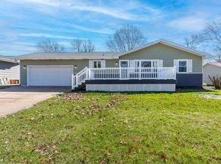 1719 Pearlview Ct, Muscatine, IA 52761