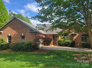 105 Pleasant Point Dr, Hickory, NC 28601