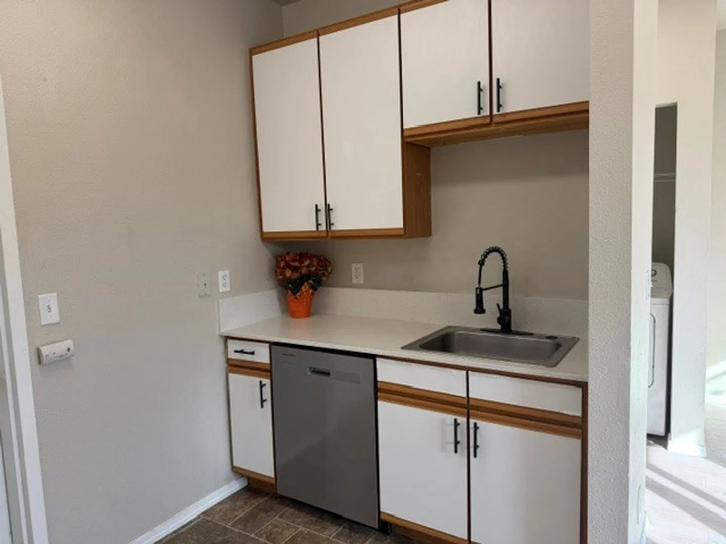 Beautiful 6-Plex split level townhome with garage — Photo 2