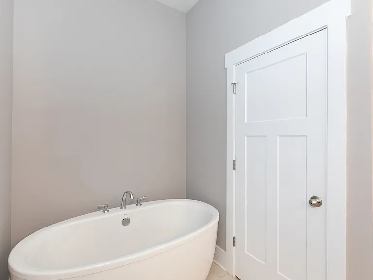 Primary bath w/soaking tub