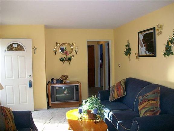 2nd image of 332 W Hubbard Ave