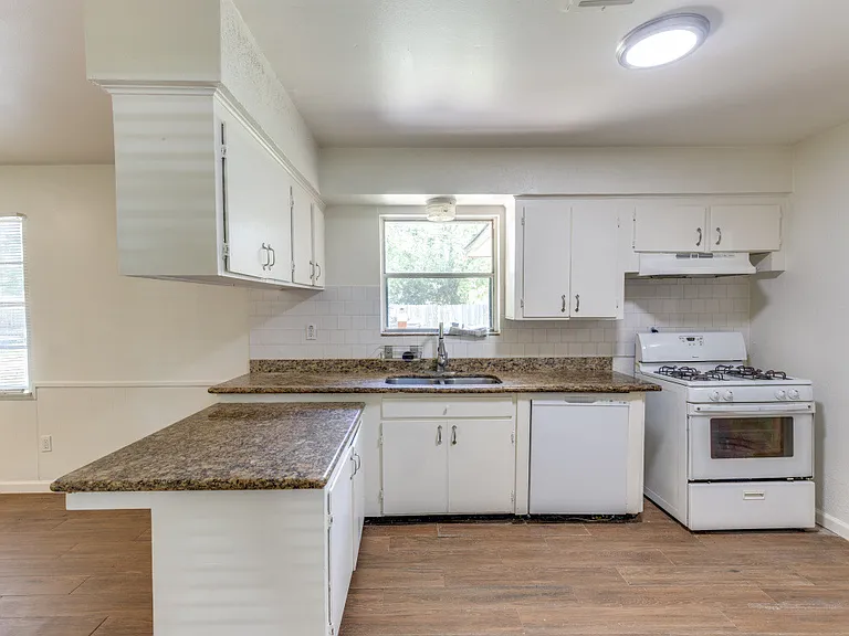 406 Vance St — Photo 4