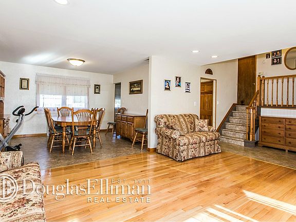 4th image of 4017 Meadow Ln