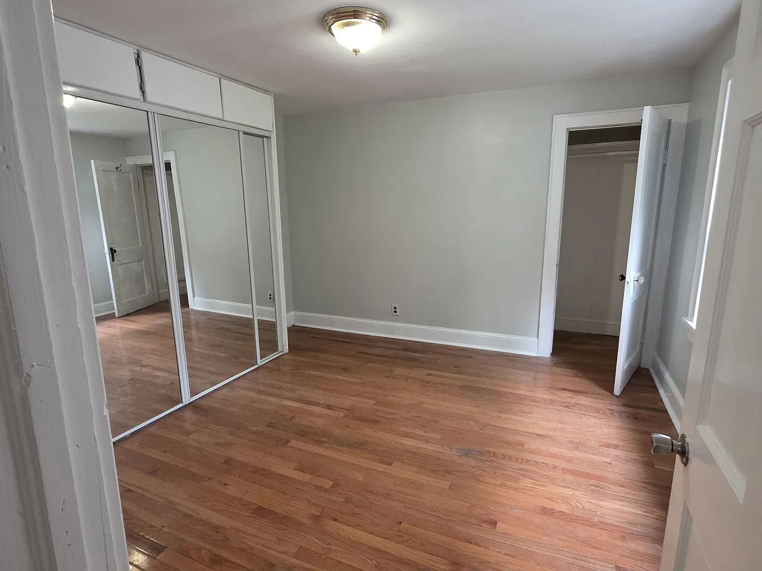 3 bed, 1000 sqft, $2,100 — Photo 2