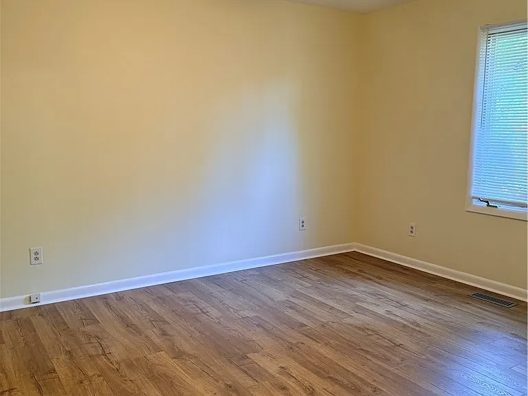 425 Dunmore Rd — Photo 11