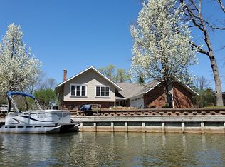 9728 Fireside Ct, Pinckney, MI 48169