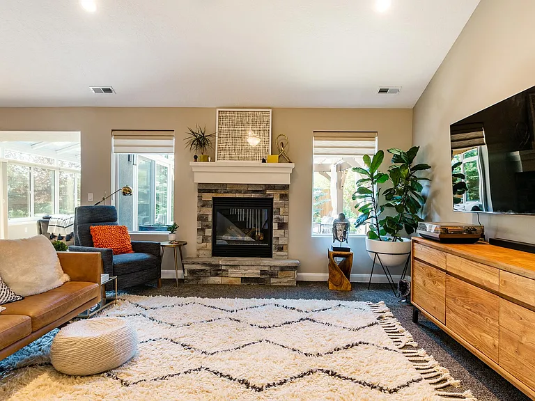 985 Wild Rose Dr — Photo 5