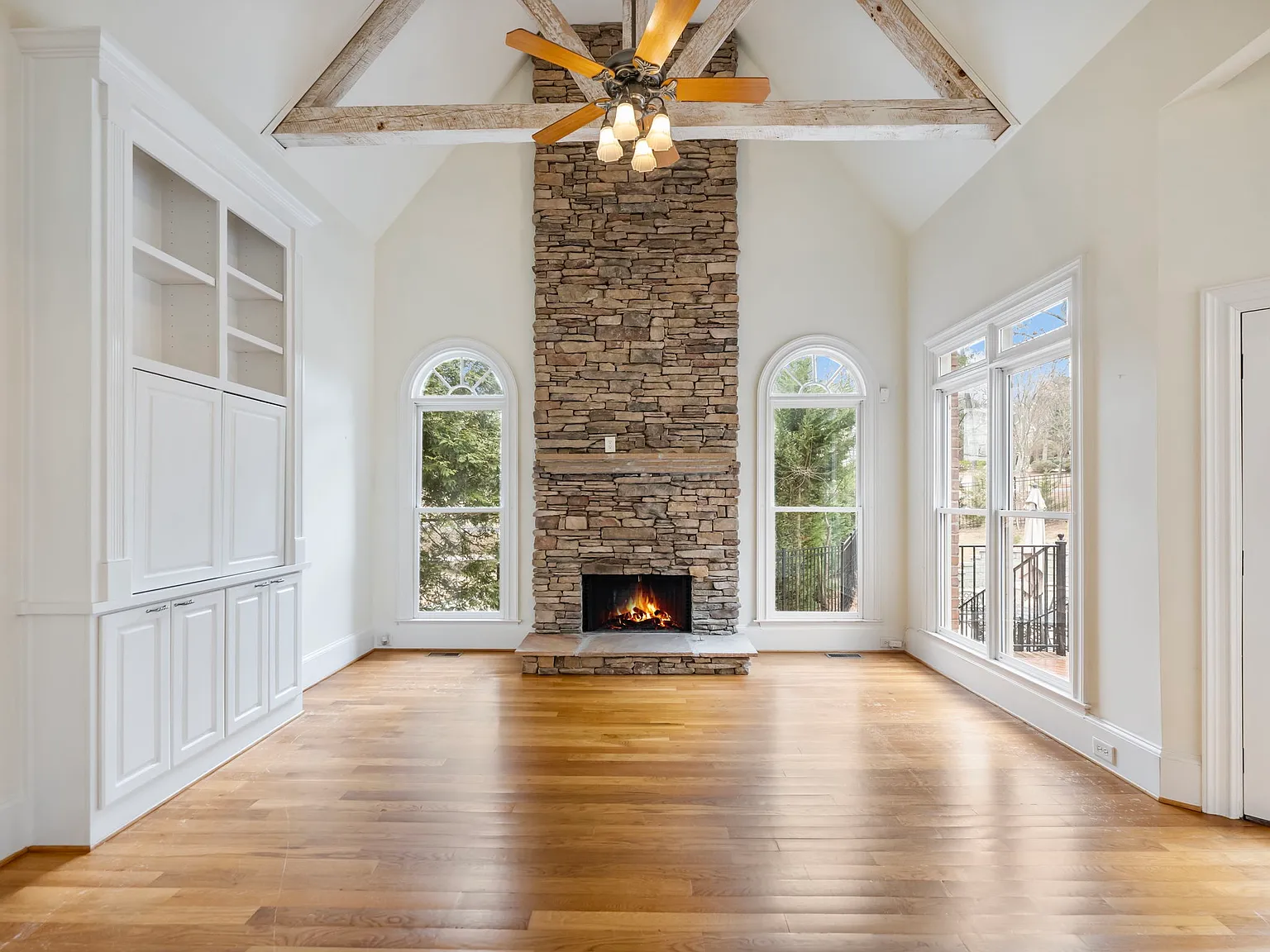 5 bed, 5.5 bath, 5811 sqft, $8,000 — Photo 4