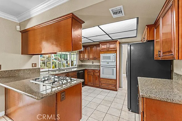 4 bed, 3.5 bath, 2013 sqft, $4,200 — Photo 3