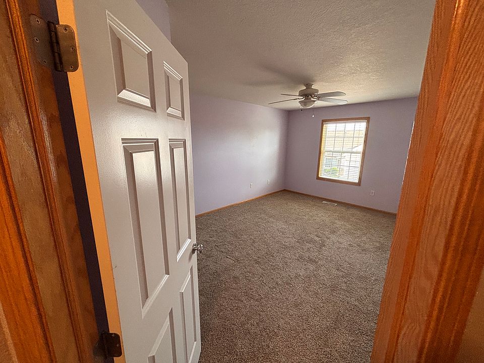 1st image of 1019 NE Greenview Dr
