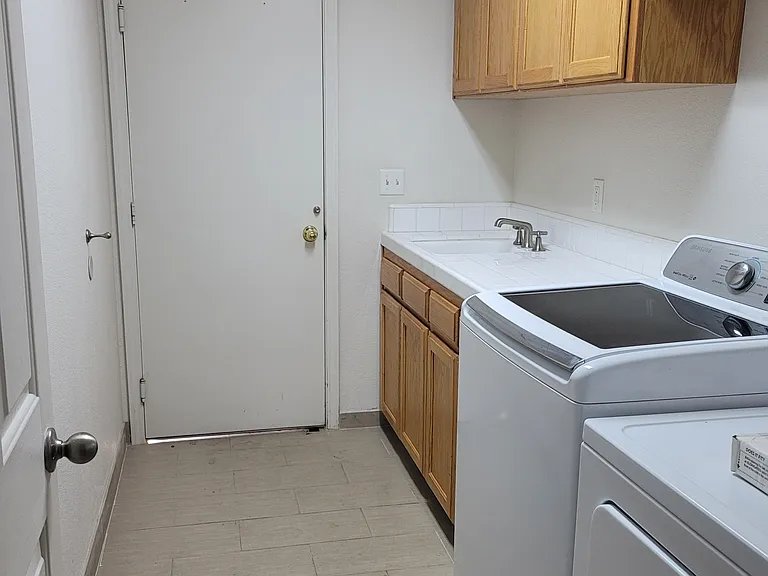 1033 Harbor Ct — Photo 9