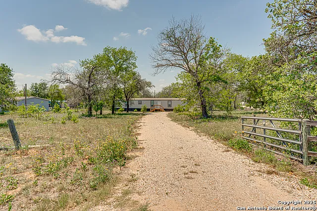 3 bed, 2.0 bath, 1216 sqft, $2,000 — Photo 4