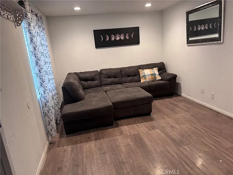 210 E Olive St — Photo 3
