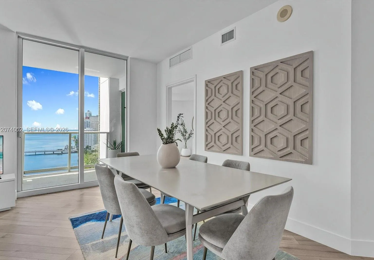 Met 1 Condo — Photo 2