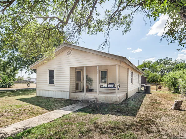 611 AUSTIN ST, Sabinal, TX 78881