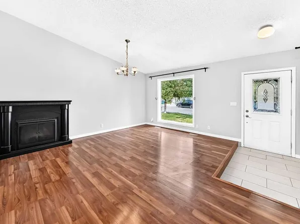 8 NE Hawkfield Cres NW, Calgary, AB T3G 1Z5
