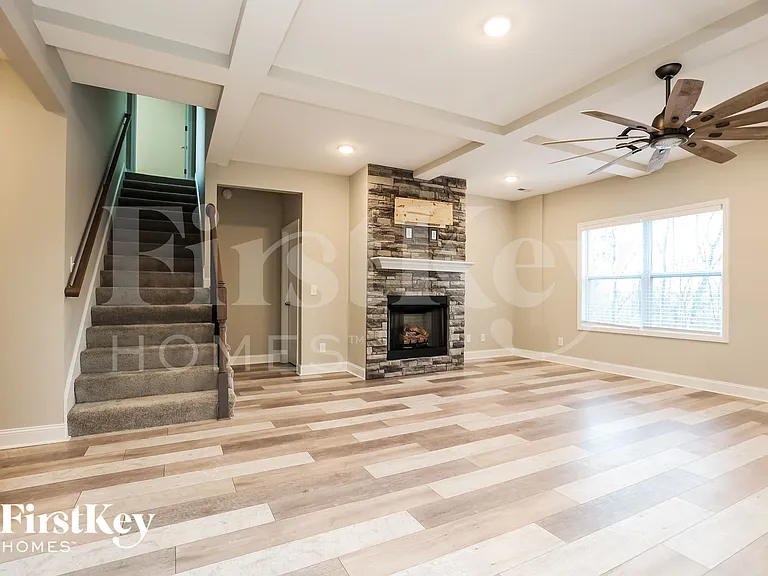 1136 Eagles Nest Ln — Photo 2