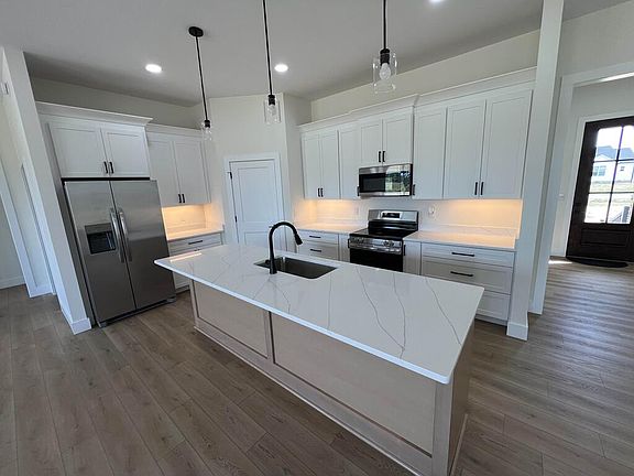 5th image of 220 Castleman Dr