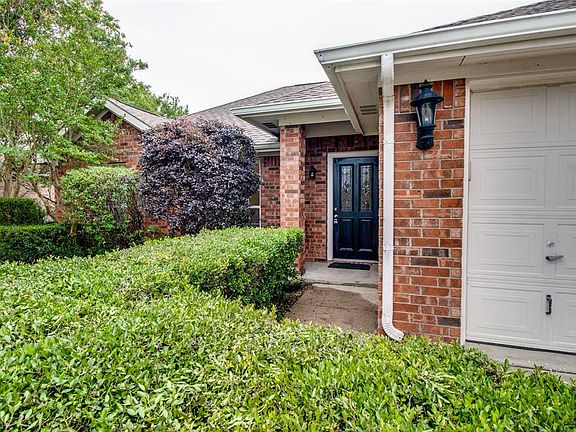3rd image of 1421 Buckingham Ln