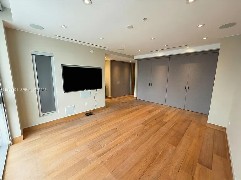 92 SW 3rd St #Penthouse 5213 — Photo 18