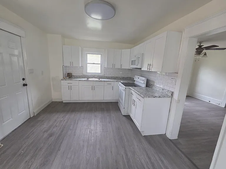 242 S Cook Ave — Photo 4