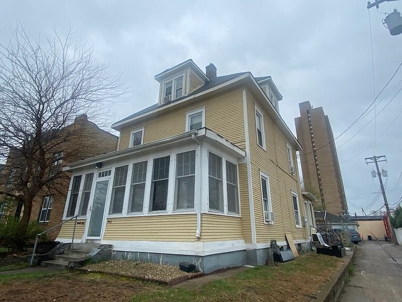 1st image of 942 19th Ave NE