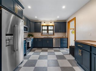 207 E Delaware St, Manchester, IA 52057