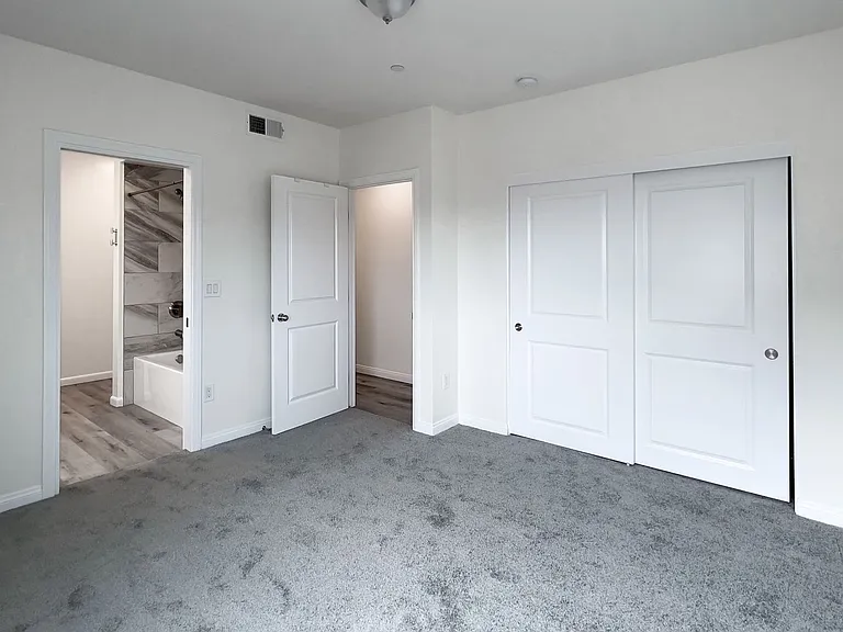 Gorgeous Townhome w/ Rooftop Deck and Ocean Views Near USD — Photo 10
