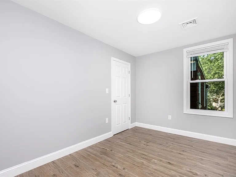 335-337 Windsor St #337 — Photo 7