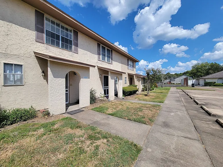 1815 Country Village Blvd — Photo 36